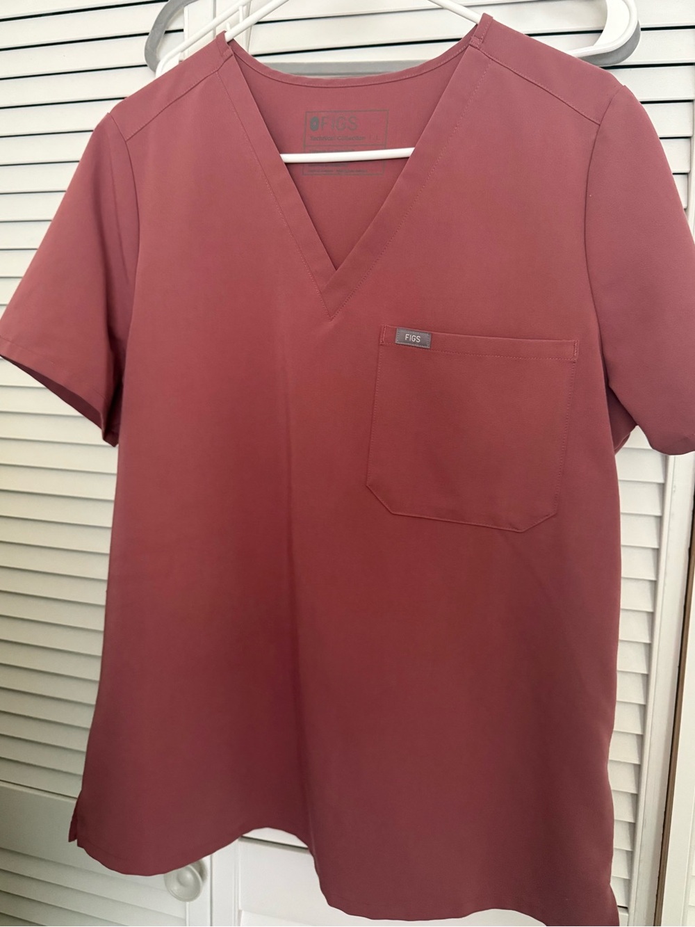 Figs one pocket V‑Neck Scrub Top in Mauve size Large
